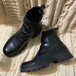 Guess ankle boots size 8 1/2, black.